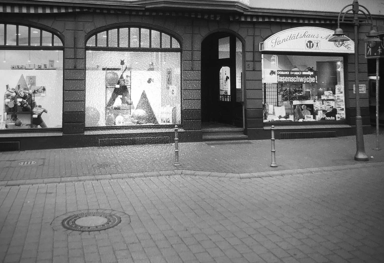 Kökerstraße Mitschke Alte Mitschkefiliale in Schwarz-Weiß in der Kökerstraße