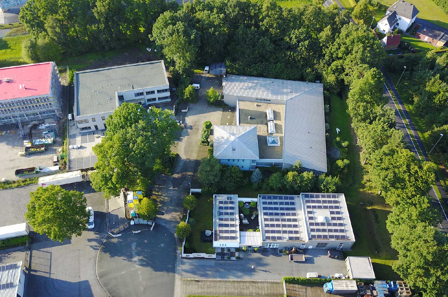 Die Mitschke Firmenzentrale mit neuem Verwaltungsgebäude aus der Vogelperspektive.