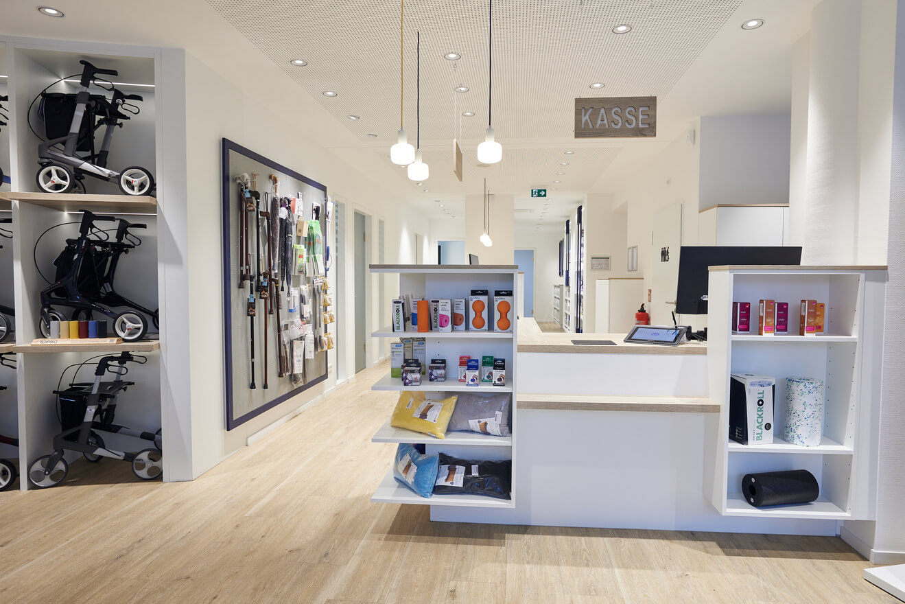 Glücklicher Kunde präsentiert seine Myopro Armothese und deutet mit dem anderen Finger auf sie.