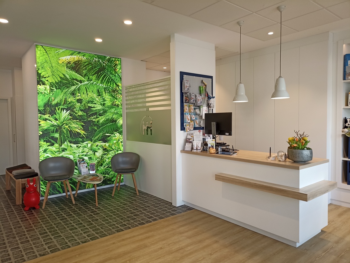 Glückliche Kundin mit Myopro Armorthese lächelt in die Kamera.