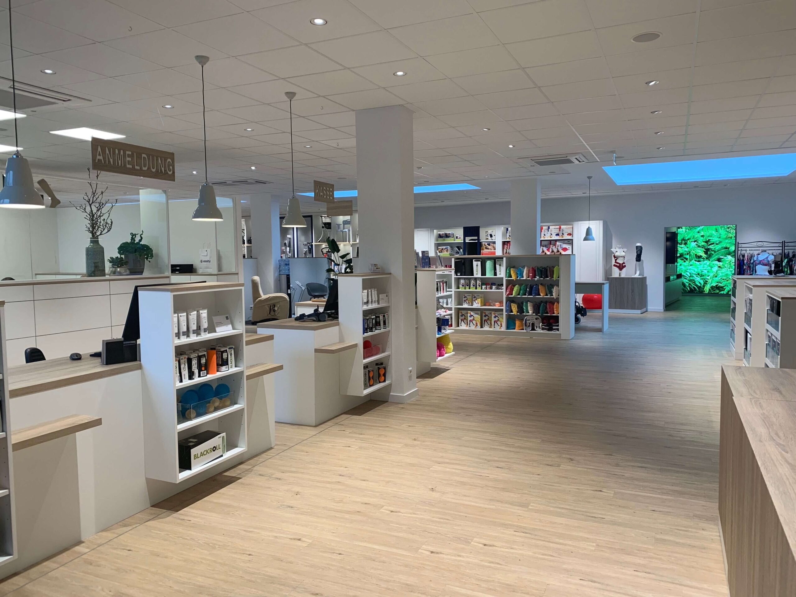 Glücklicher Kunde präsentiert seine Myopro Armothese und deutet mit dem anderen Finger auf sie.