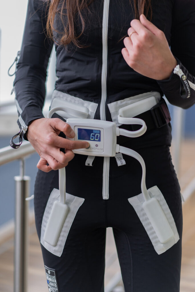 Nahaufnahme vom Gürtel des Exopulse Suit getragen von einer Frau.