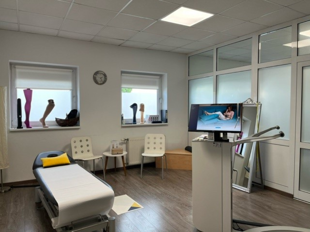 Glücklicher Kunde präsentiert seine Myopro Armothese und deutet mit dem anderen Finger auf sie.