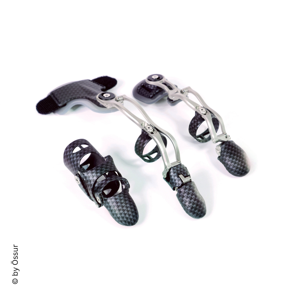 naked-prosthetics-3device-carbon Drei karbonfaserverstärkte Handprothesen mit mechanischen Fingern, die auf einer weißen Oberfläche liegen.