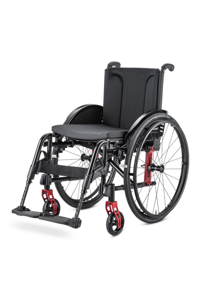 Rollstuhl Avanti von Meyra herausgestellt vor weißem Hintergrund