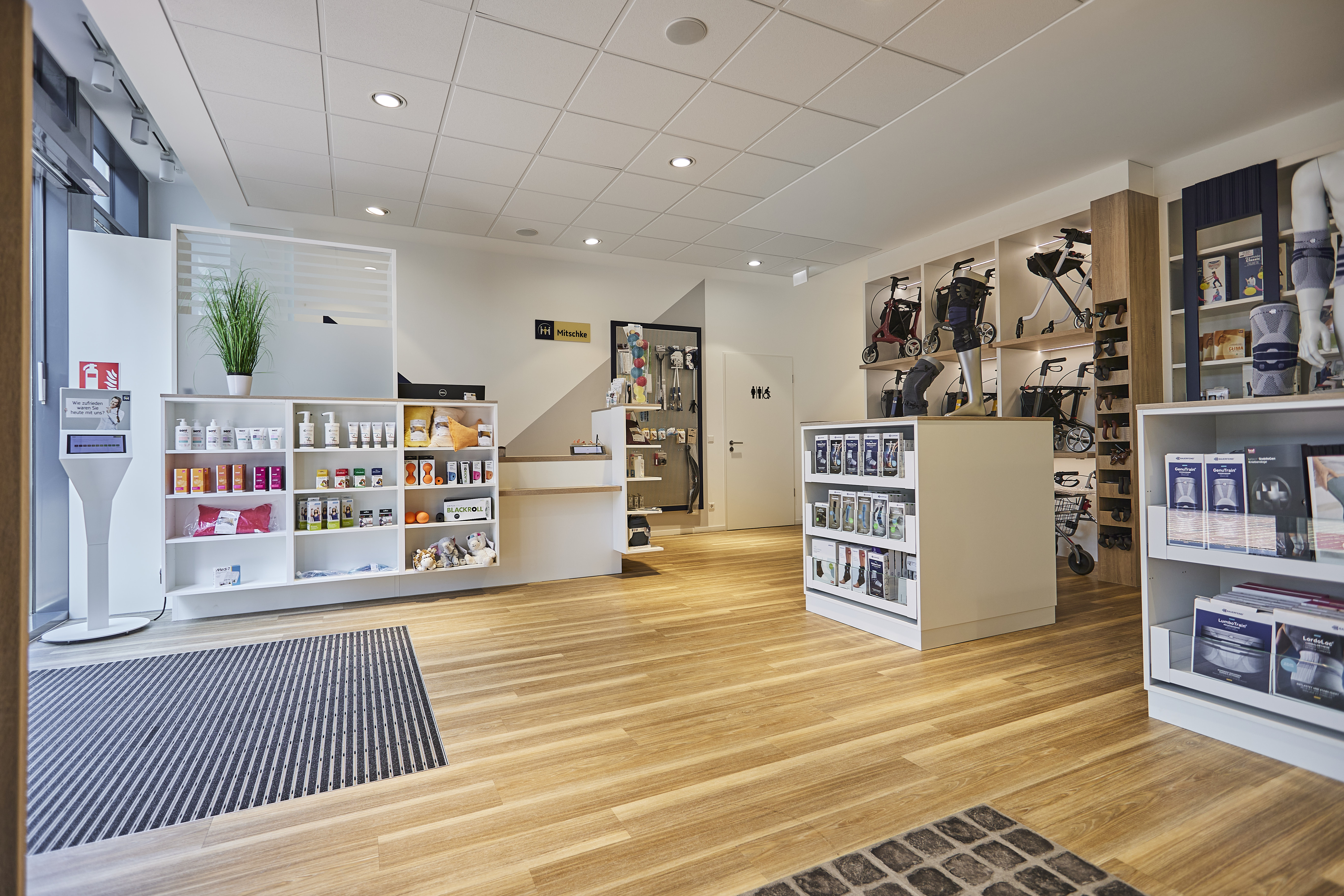 Glücklicher Kunde präsentiert seine Myopro Armothese und deutet mit dem anderen Finger auf sie.