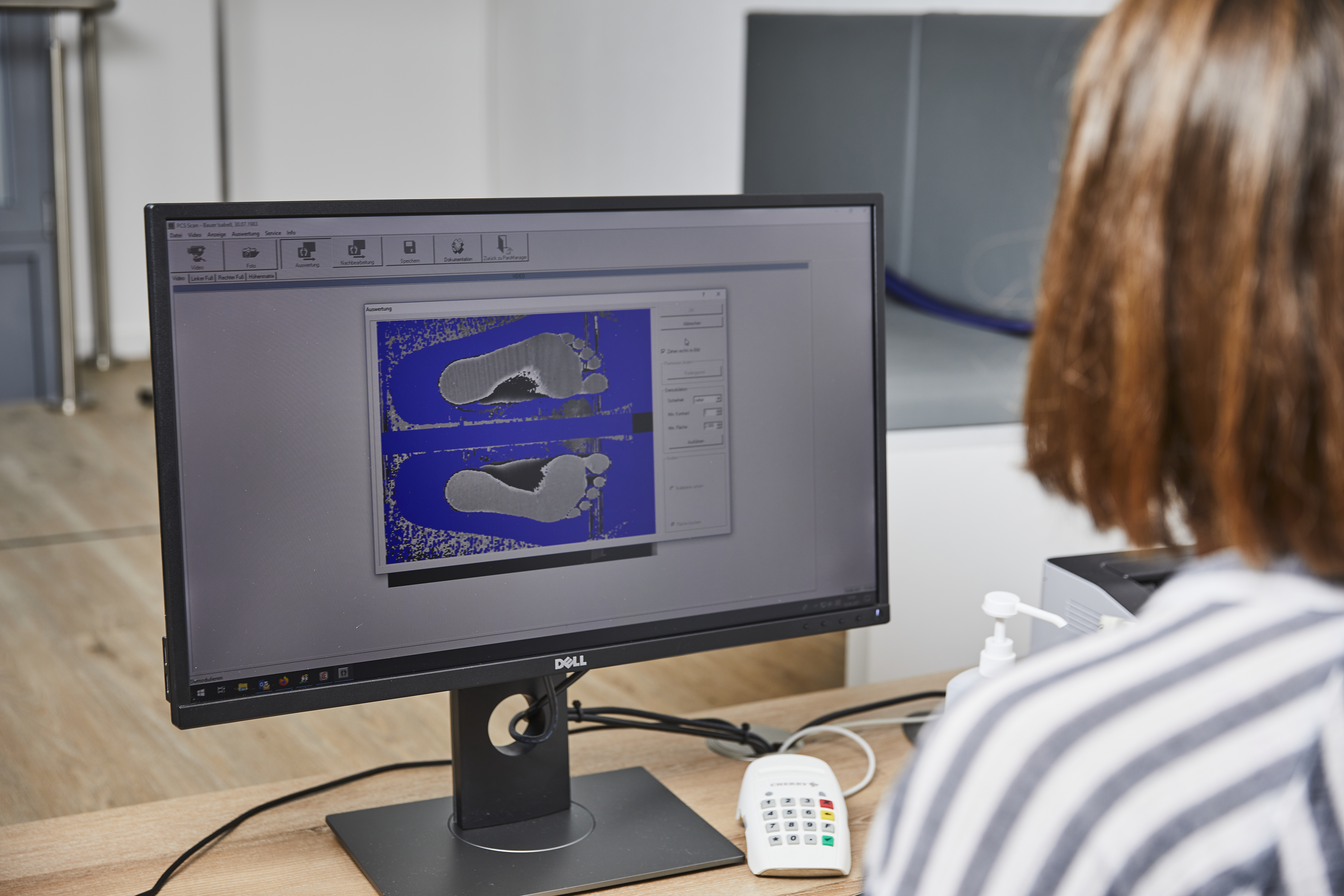 Mitschke Mitarbeiterin analysiert Scan vom Fuß.