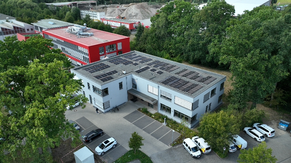 Photovoltaikanlage auf dem Dach des Verwaltungsgebäudes von Mitschke Health + Life.