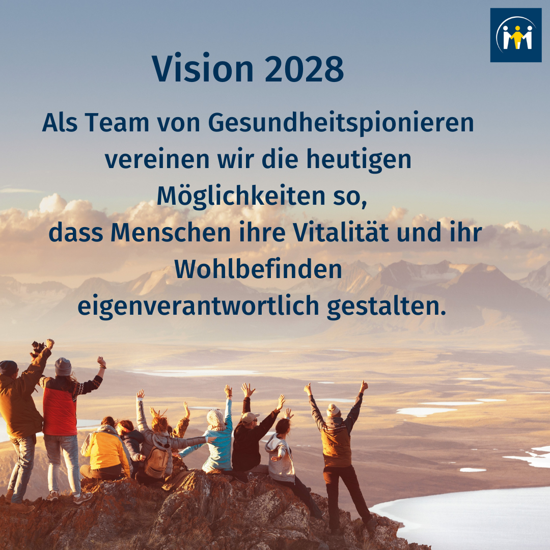 Mitschke Vision vor Hintergrund mit jubelnden Menschen auf einem Berg