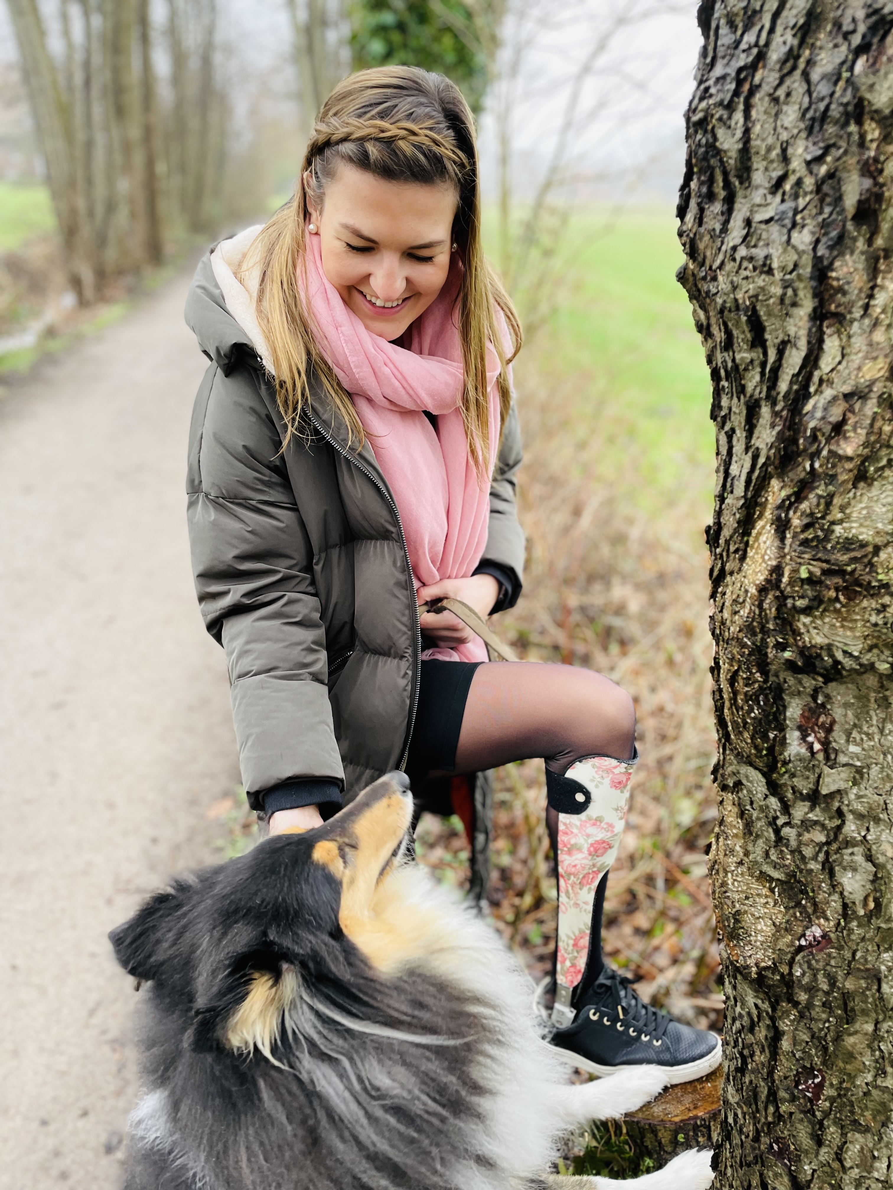 Mitschke- Kundin Laura unterwegs mit ihrem Hund Nala