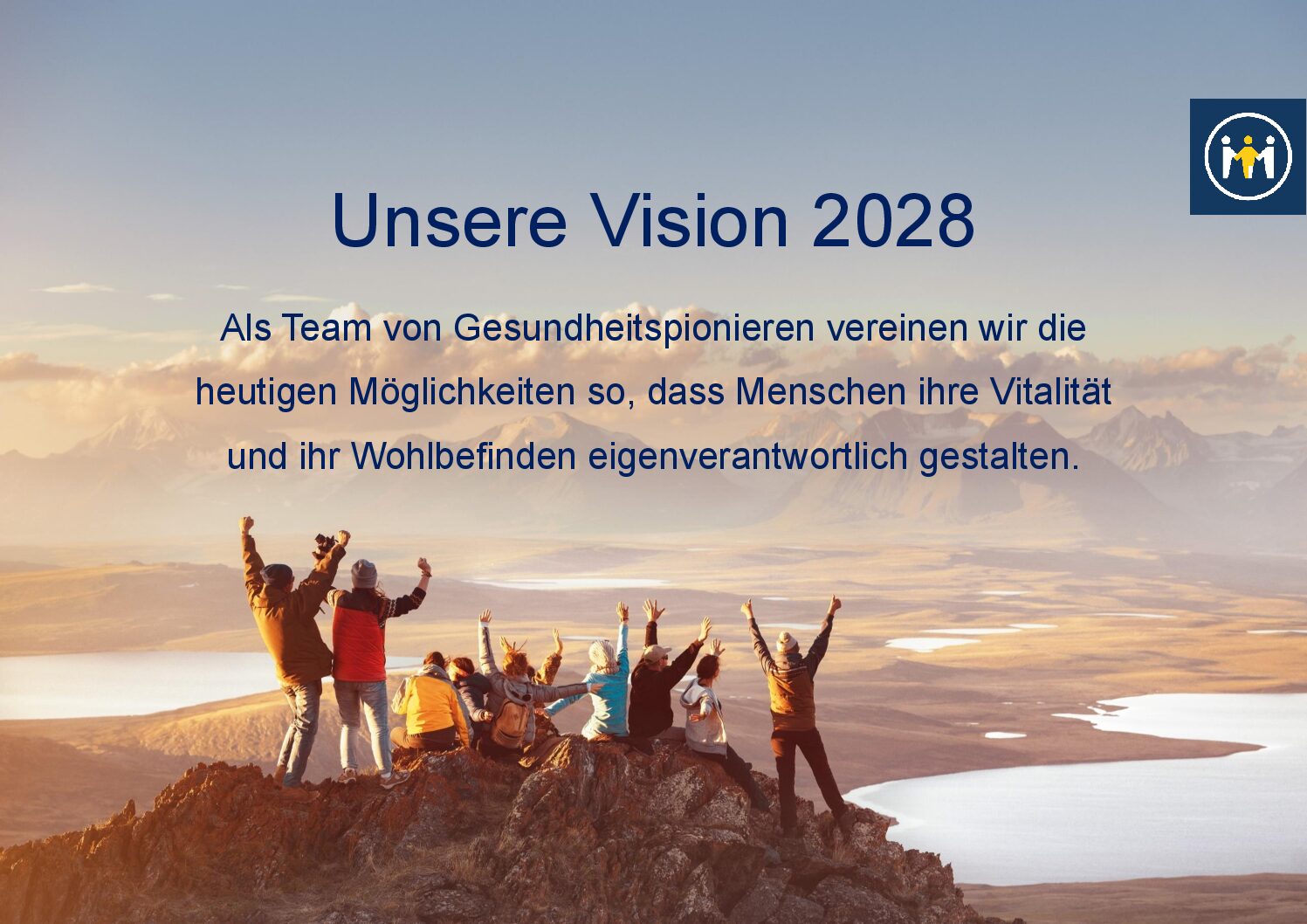 Mitschke Vision vor Hintergrund mit jubelnden Menschen auf einem Berg