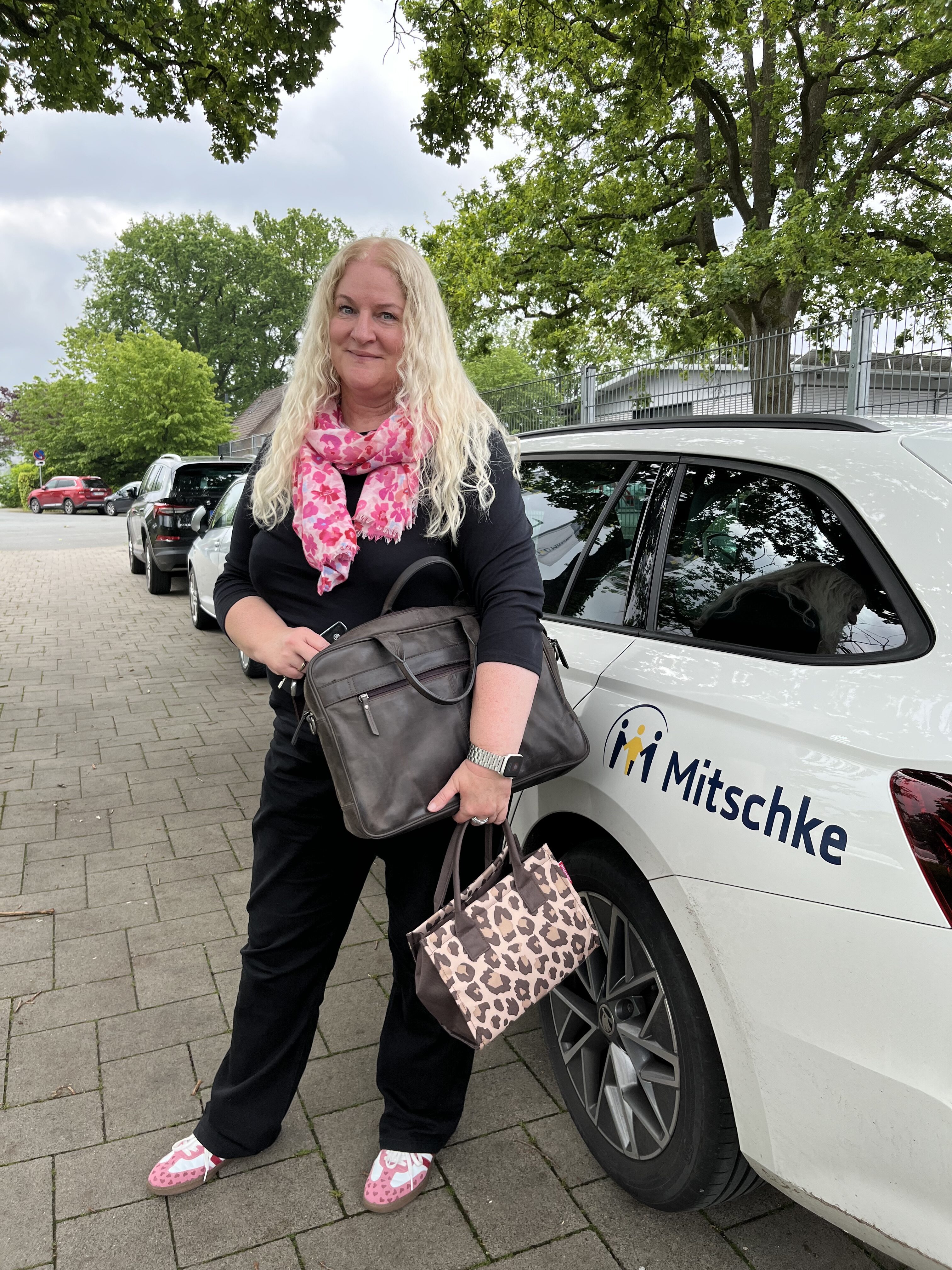 Orthopädietechnik-Mechaniker Tim bei seiner Arbeit mit Silikon.