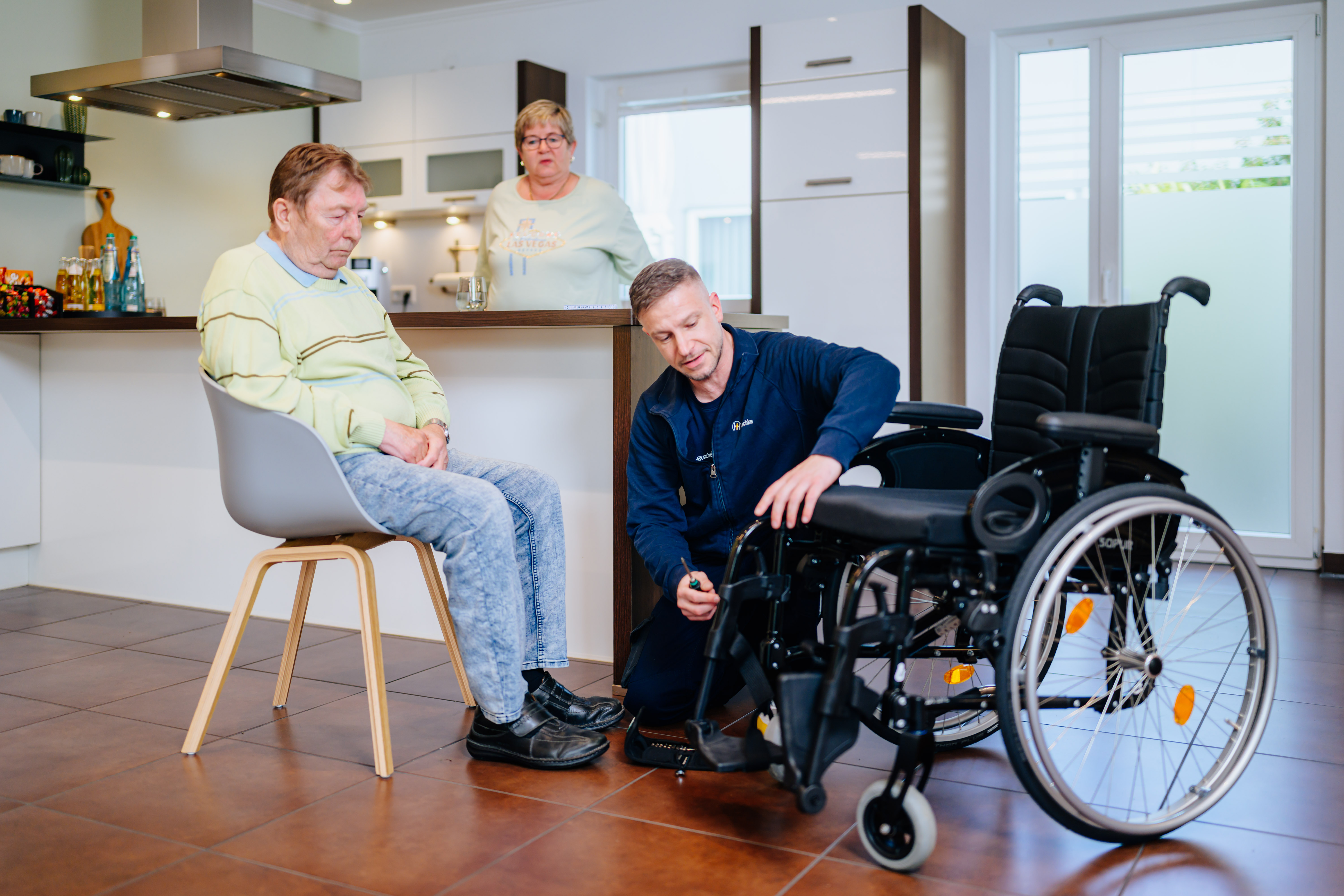 Medizinproduktberater von Mitschke lerklärt dem Kunden seinen neuen Rollstuhl.