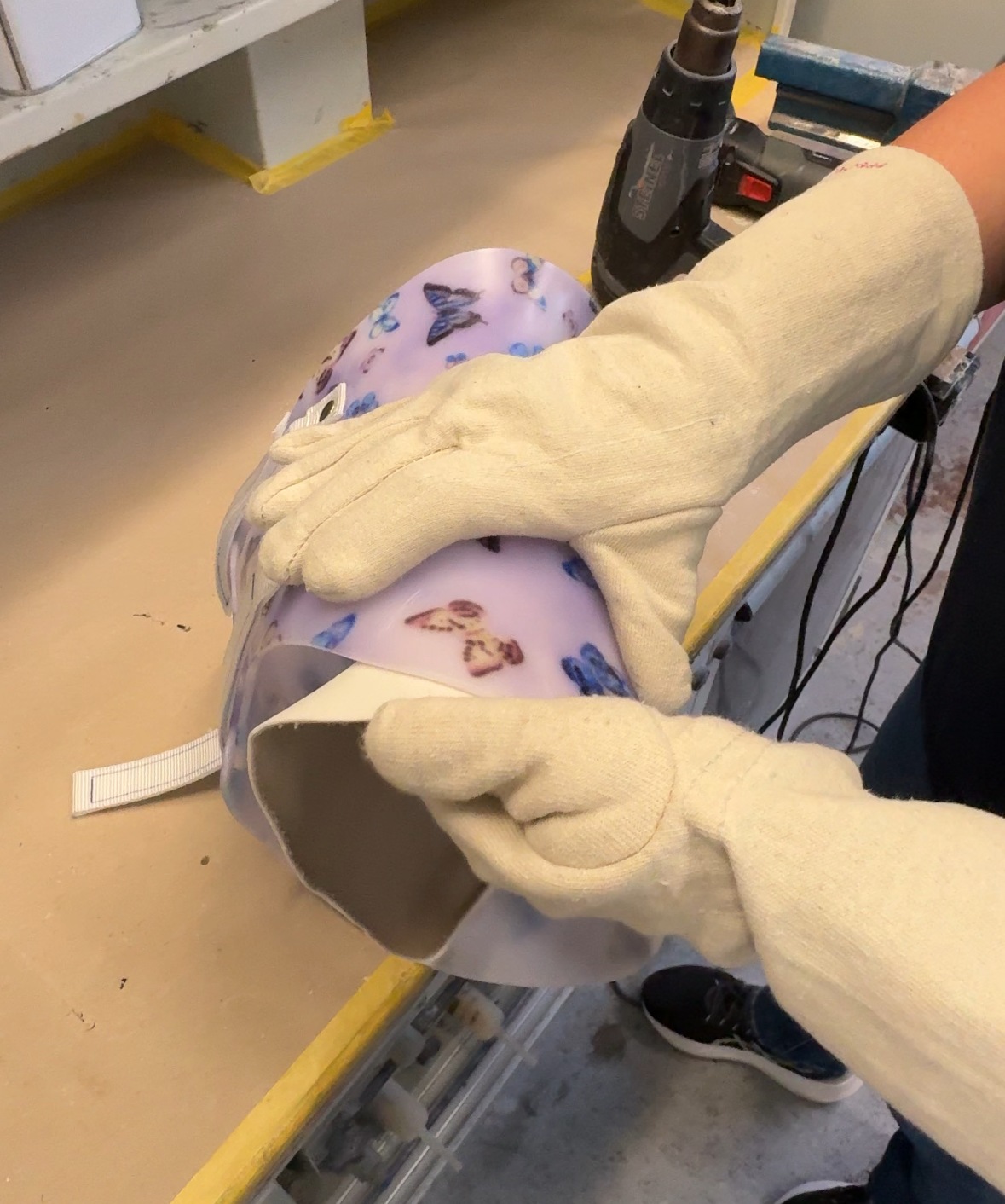 Orthopädietechnikerin biegt ein Korsett