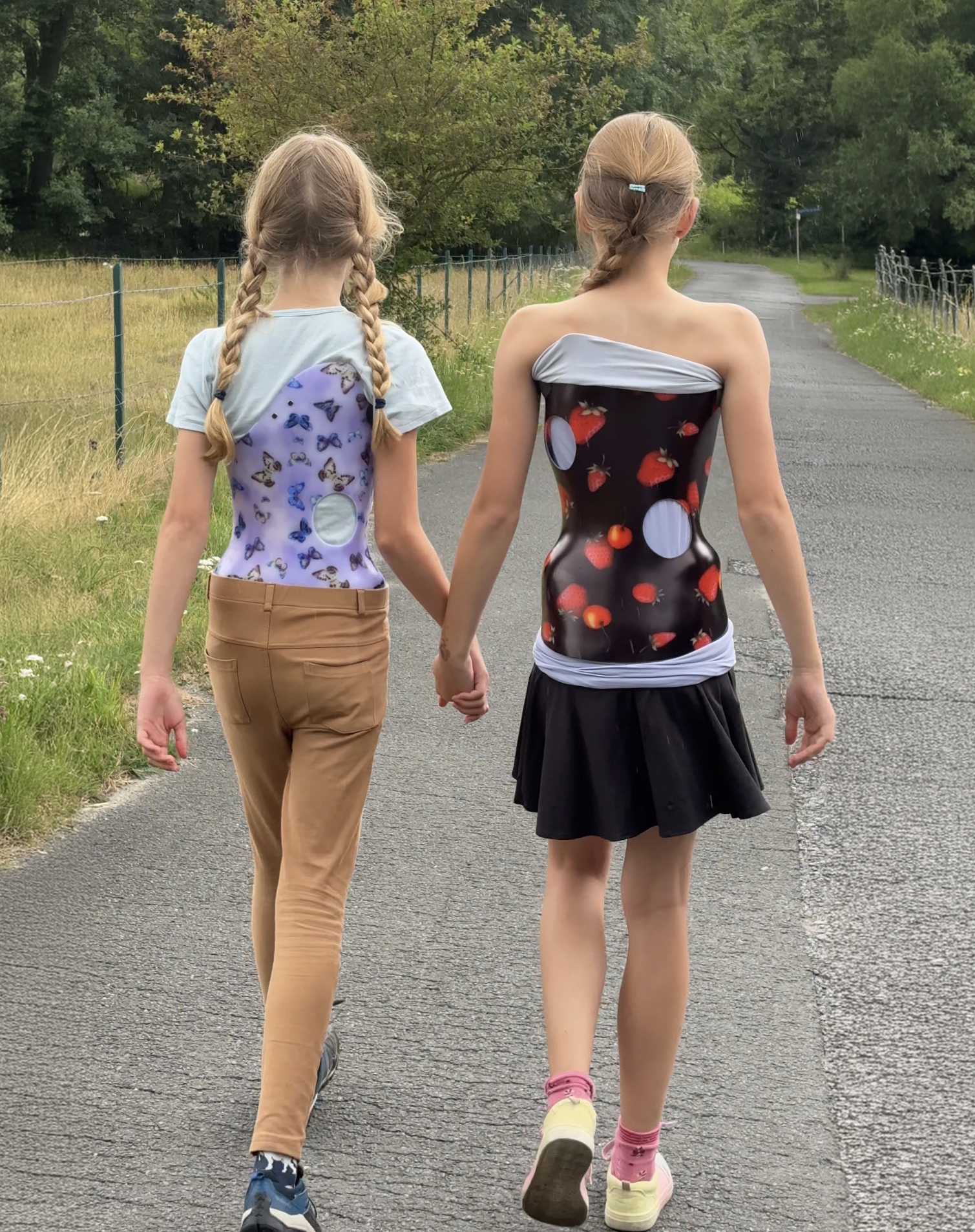 Korsettzwillinge gehen einen Feldweg entlang